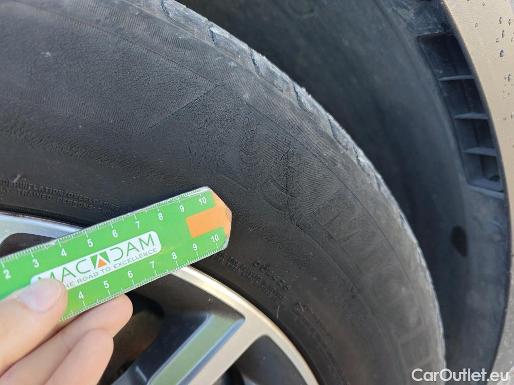  Hyundai  Santa Fe HYUNDAI  / 2018 / 5P / todoterreno 2.2 CRDi Tecno Auto 4x2 SR #2