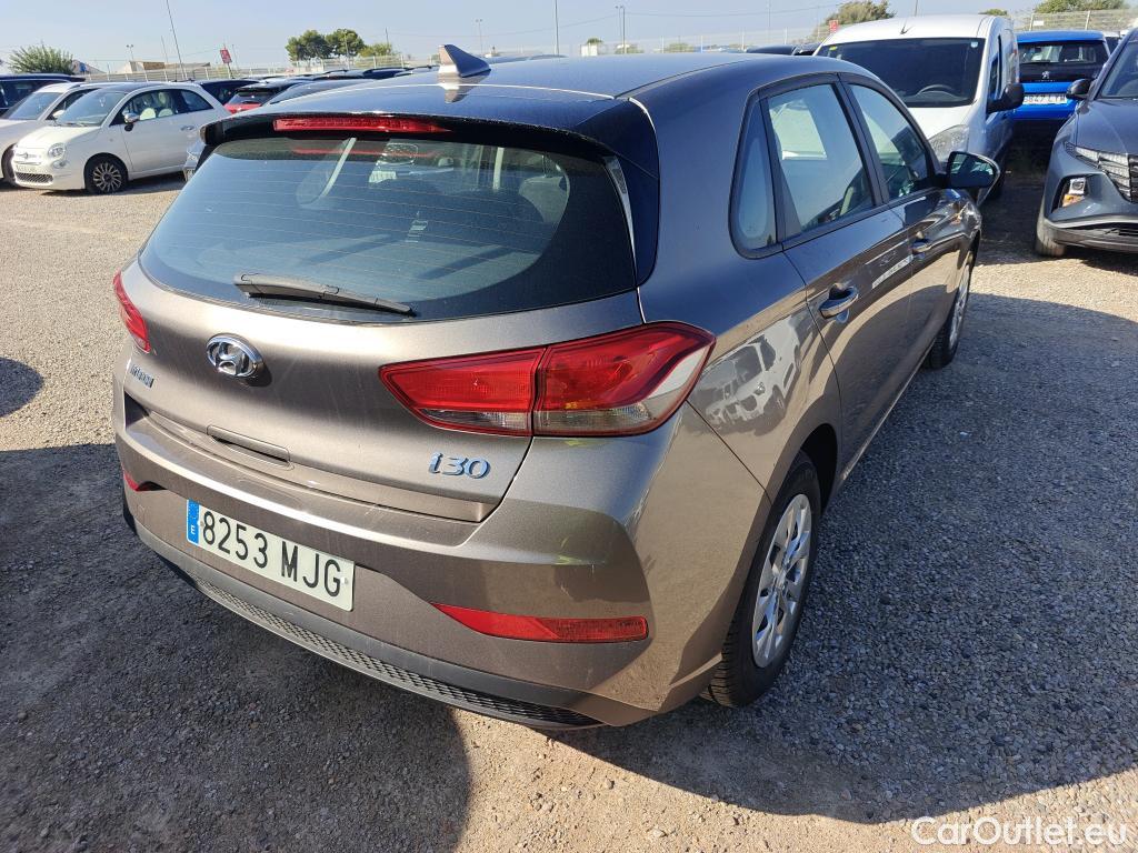 Hyundai  i30 HYUNDAI  / 2020 / 5P / berlina con portón 1.5 DPI Essence #2