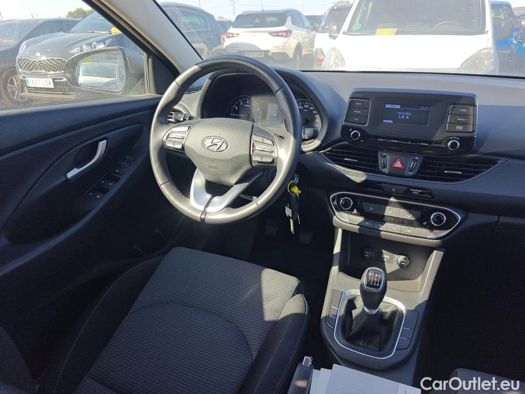 Hyundai  i30 HYUNDAI  / 2020 / 5P / berlina con portón 1.5 DPI Essence #3