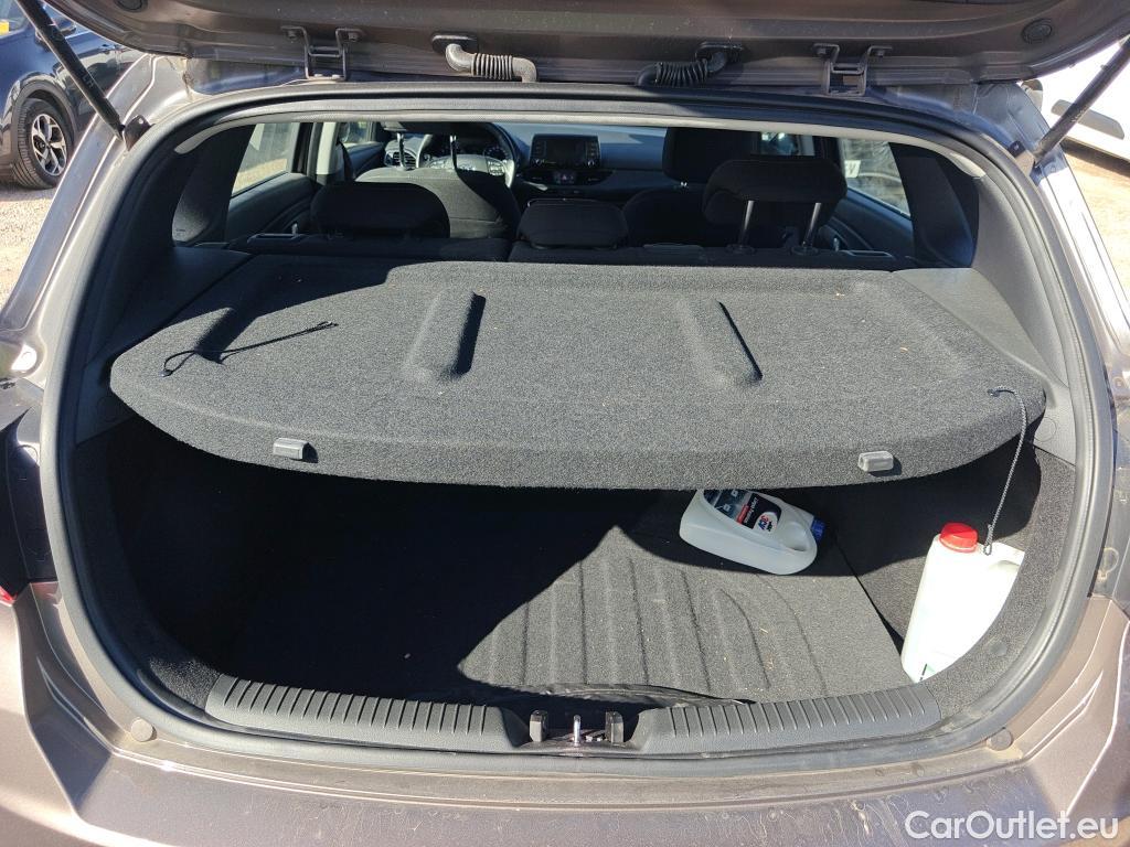 Hyundai  i30 HYUNDAI  / 2020 / 5P / berlina con portón 1.5 DPI Essence #8