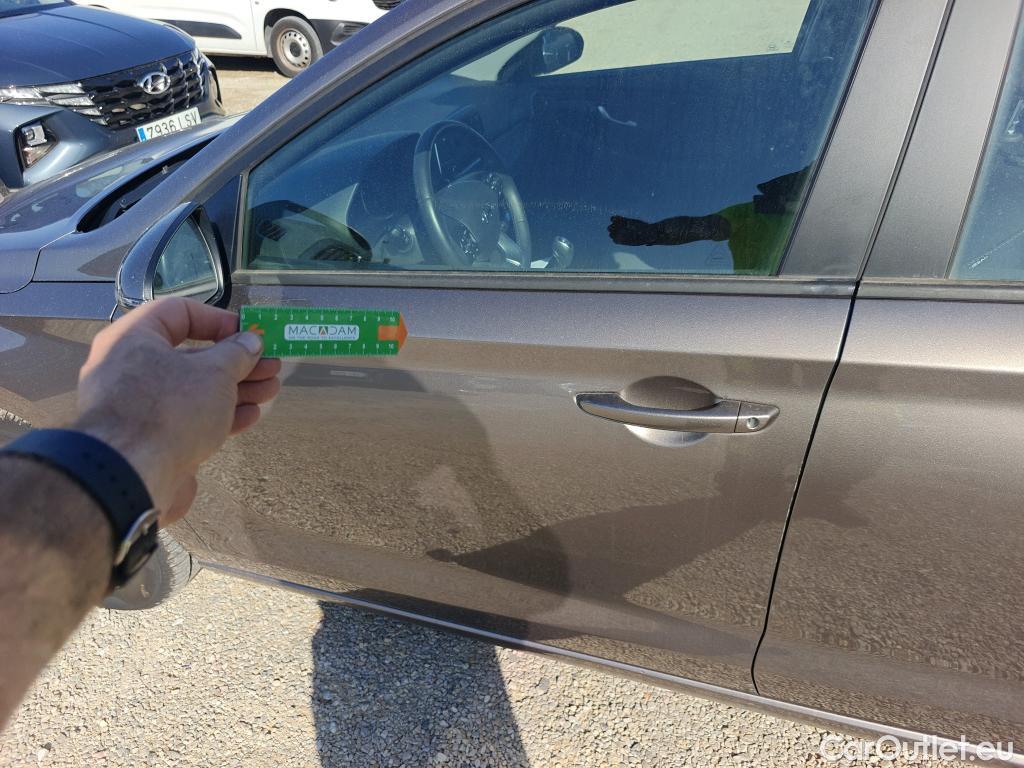 Hyundai  i30 HYUNDAI  / 2020 / 5P / berlina con portón 1.5 DPI Essence #3