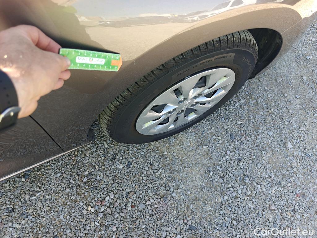 Hyundai  i30 HYUNDAI  / 2020 / 5P / berlina con portón 1.5 DPI Essence #19