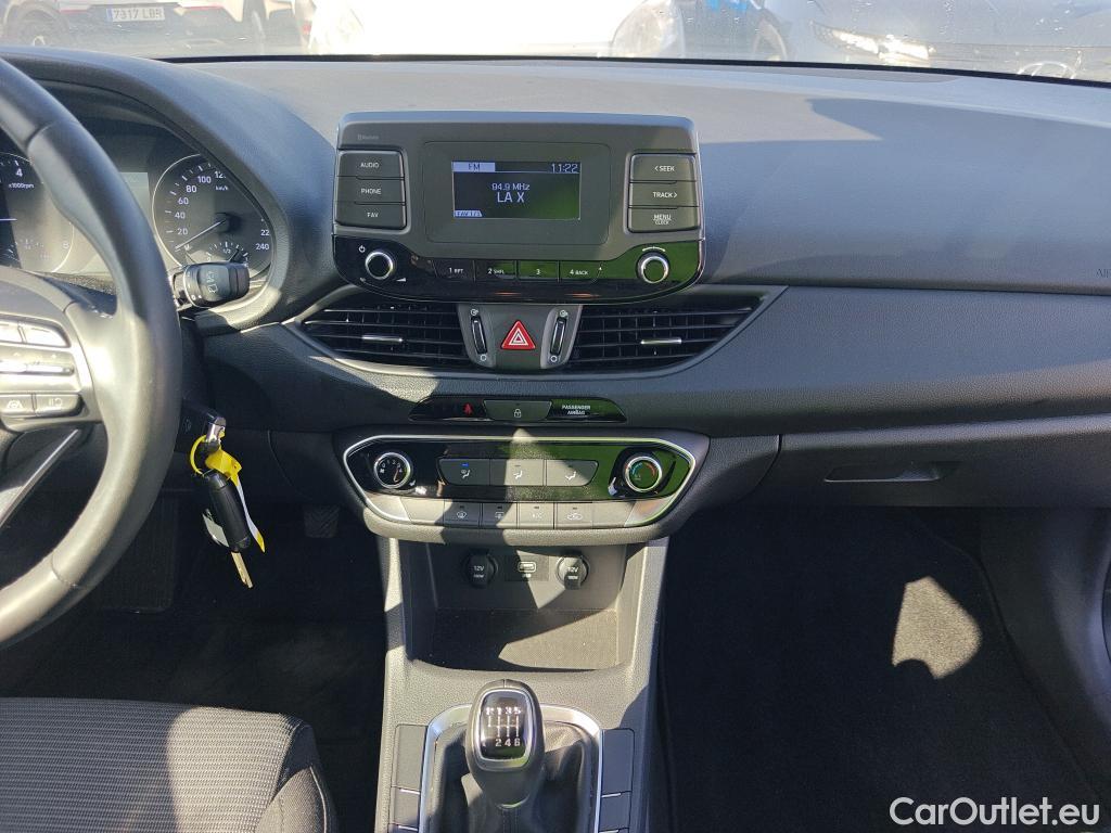 Hyundai  i30 HYUNDAI  / 2020 / 5P / berlina con portón 1.5 DPI Essence #13