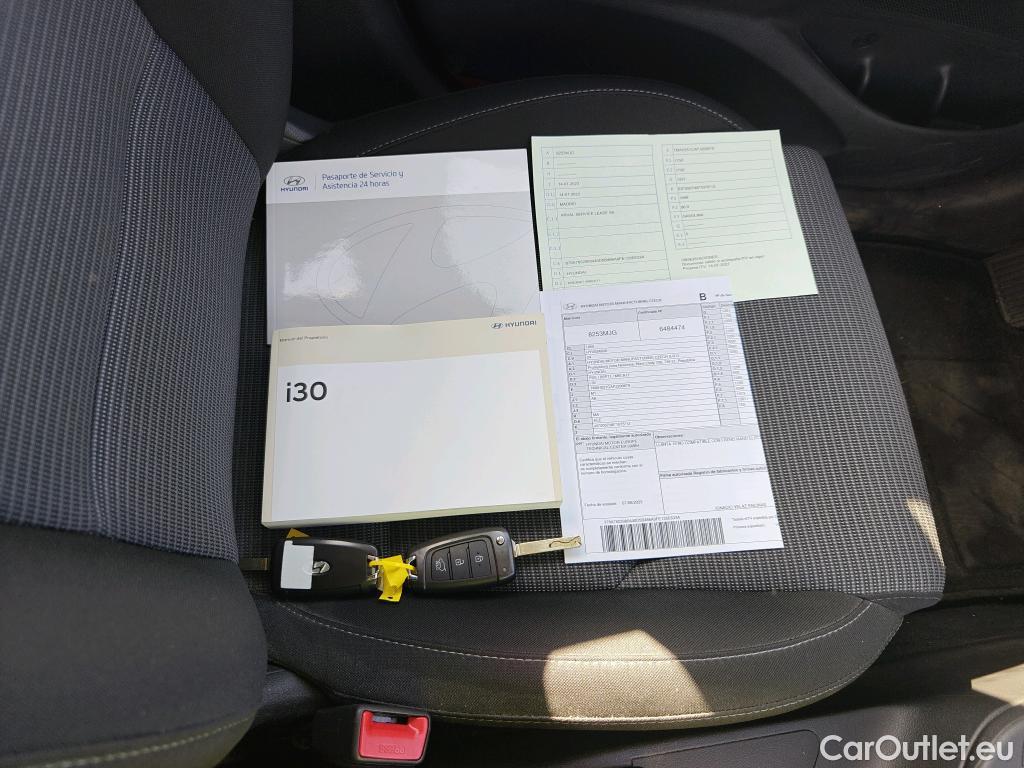 Hyundai  i30 HYUNDAI  / 2020 / 5P / berlina con portón 1.5 DPI Essence #9