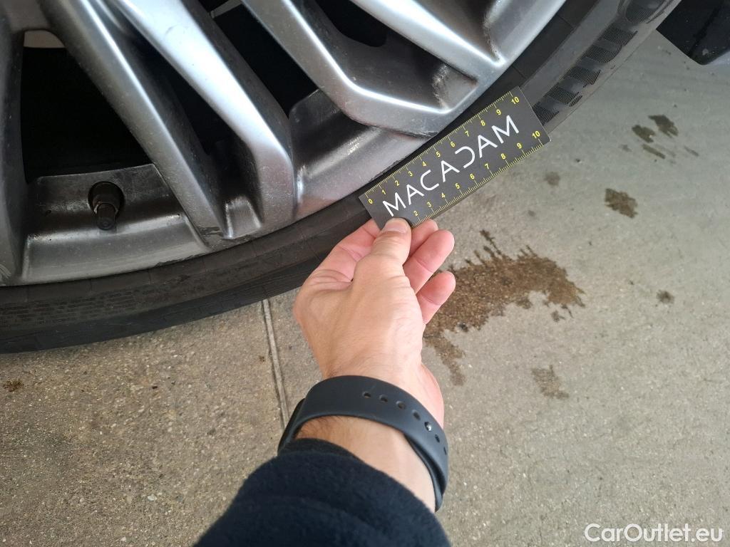  Toyota  C-HR TOYOTA  / 2016 / 5P / SUV 1.8 HYBRIDE 122 DISTINCTIVE #13