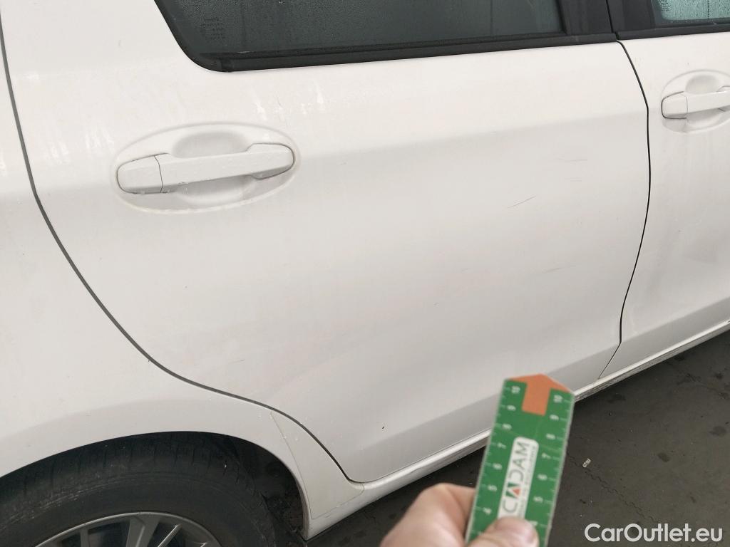  Toyota  Yaris TOYOTA  / 2017 / 5P / berlina con portón 1.5 100H Active #6