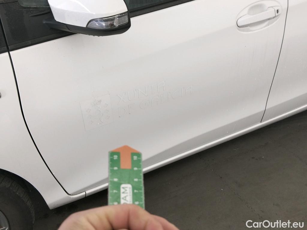  Toyota  Yaris TOYOTA  / 2017 / 5P / berlina con portón 1.5 100H Active #9