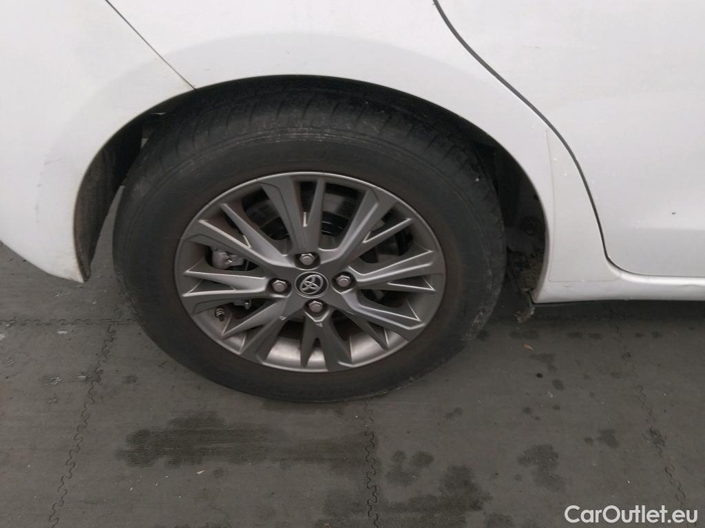  Toyota  Yaris TOYOTA  / 2017 / 5P / berlina con portón 1.5 100H Active #26