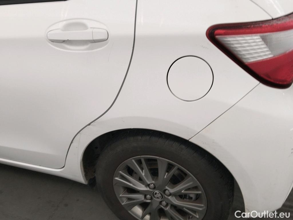  Toyota  Yaris TOYOTA  / 2017 / 5P / berlina con portón 1.5 100H Active #3