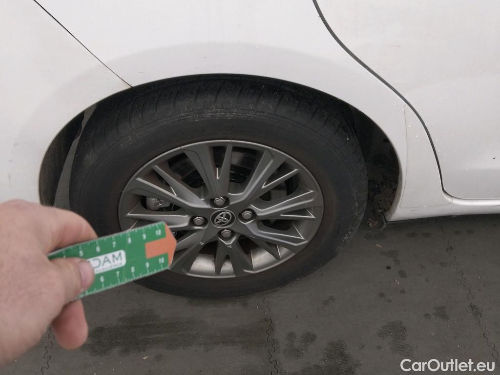  Toyota  Yaris TOYOTA  / 2017 / 5P / berlina con portón 1.5 100H Active #27