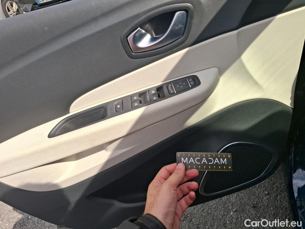  Renault  Captur RENAULT  / 2017 / 5P / Crossover Intens TCe 150 EDC FAP #16