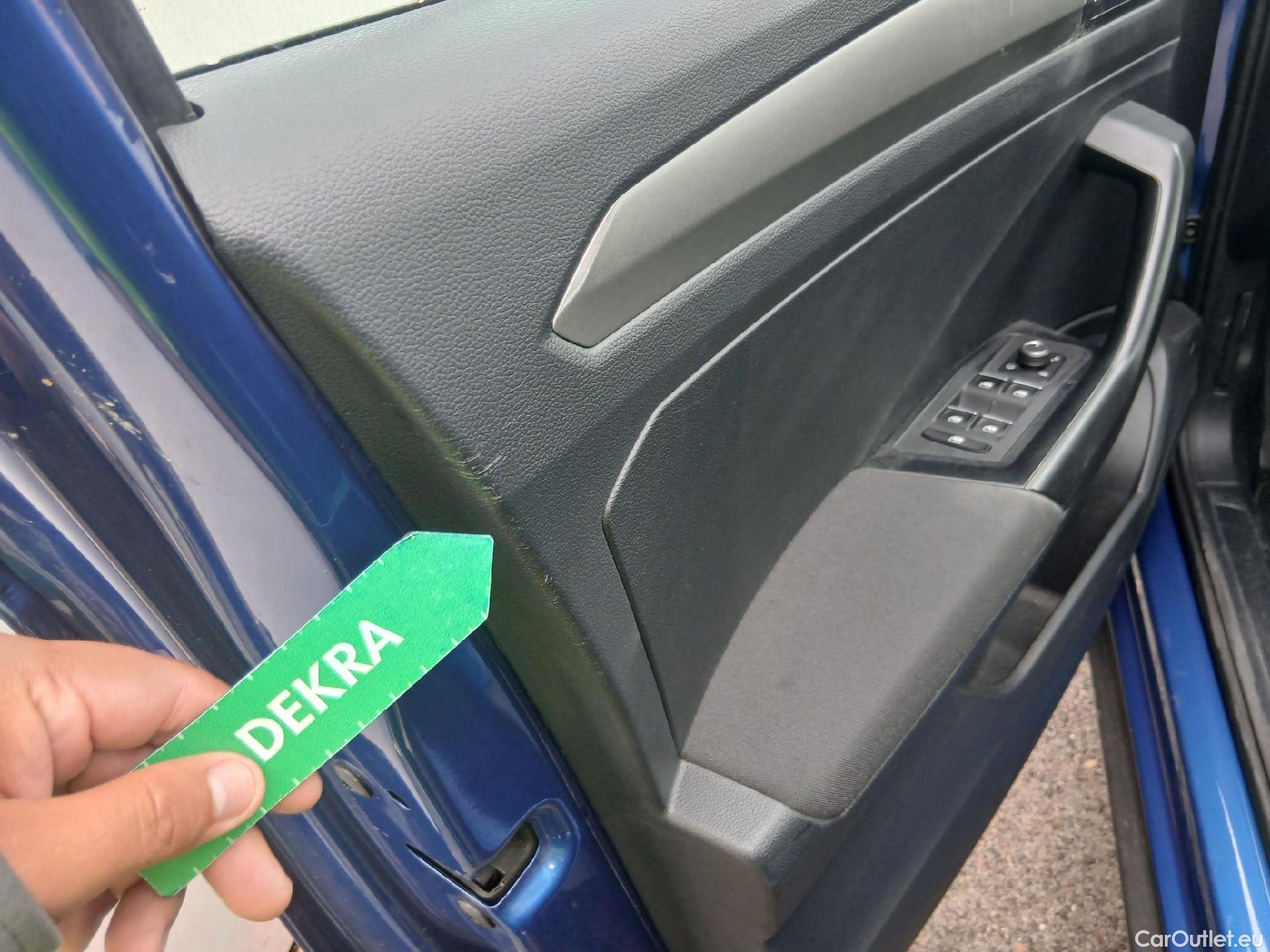  Volkswagen  T-ROC VOLKSWAGEN  / 2017 / 5P / todoterreno Advance 1.0 TSI 85kW (115CV) #3