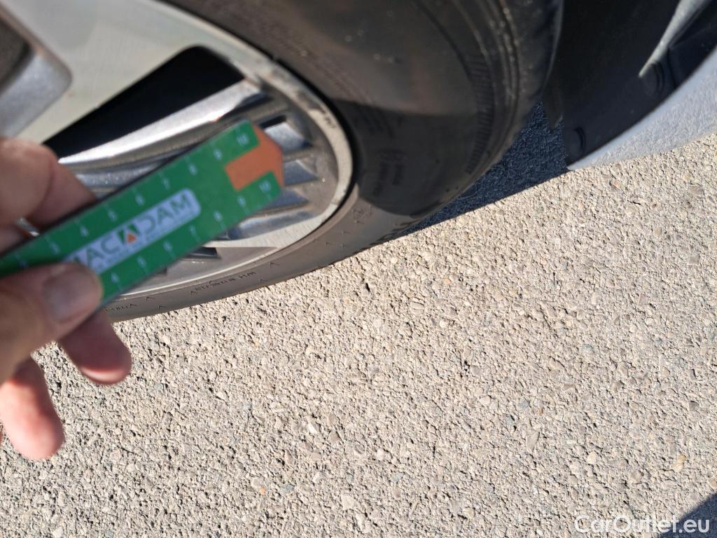  Hyundai   Ioniq HYUNDAI / 2019 / 5P / berlina con portón 1.6 GDI PHEV Klass DCT #16