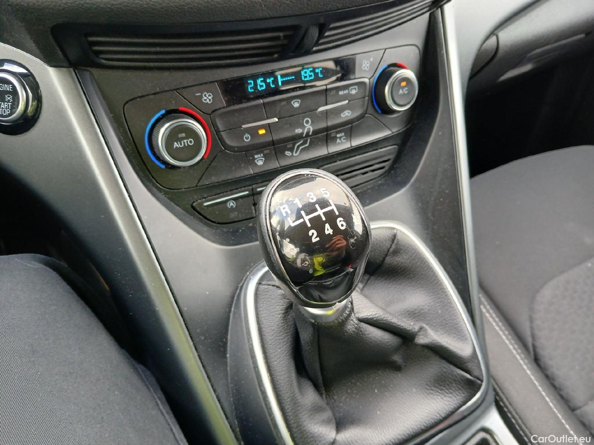  Ford  Kuga FORD  / 2016 / 5P / todoterreno 1.5 EcoBoost 88kW 4x2 Trend+ (CX) #4