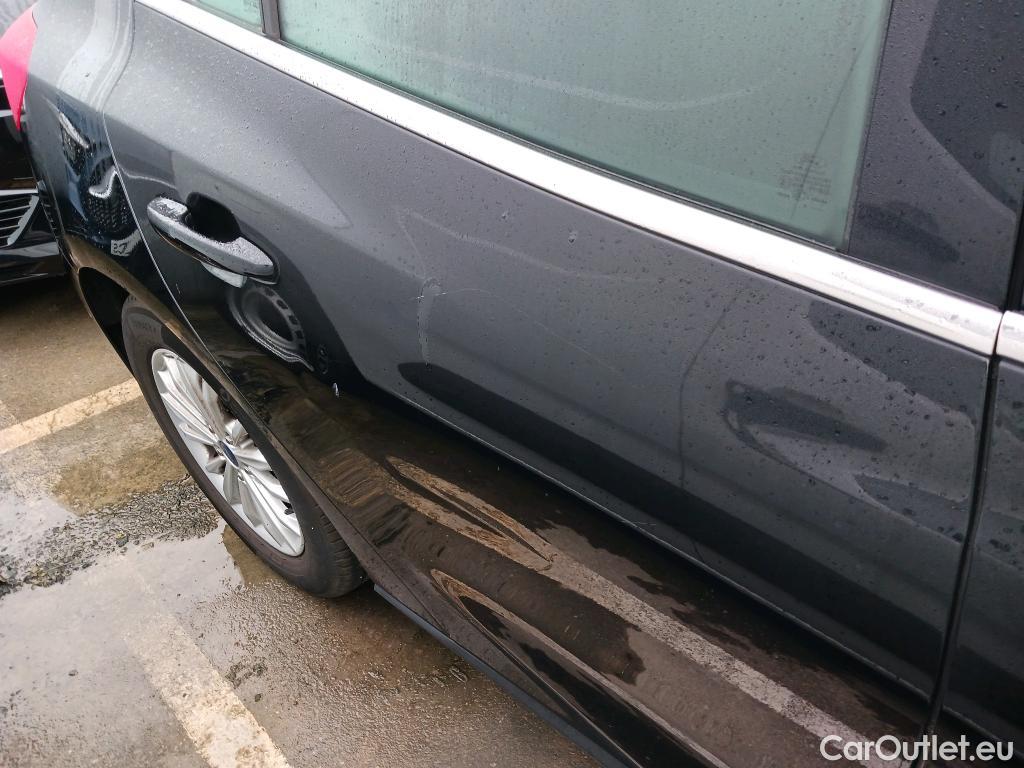  Ford  Focus FORD  / 2018 / 5P / berlina con portón 2.0 Ecoblue 110kW Titanium Auto #3