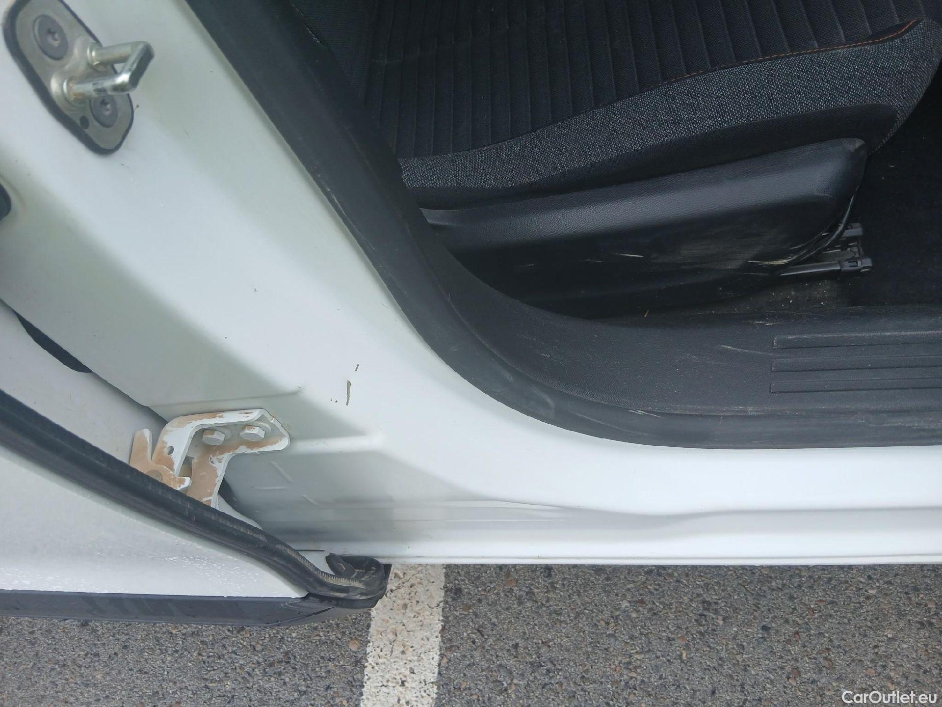  Peugeot  2008 PEUGEOT  / 2019 / 5P / todoterreno Active BlueHDI 81kW (110CV) #30