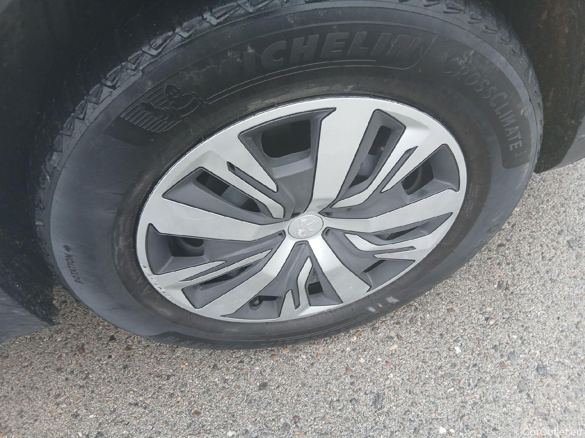  Peugeot  2008 PEUGEOT  / 2019 / 5P / todoterreno Active BlueHDI 81kW (110CV) #26