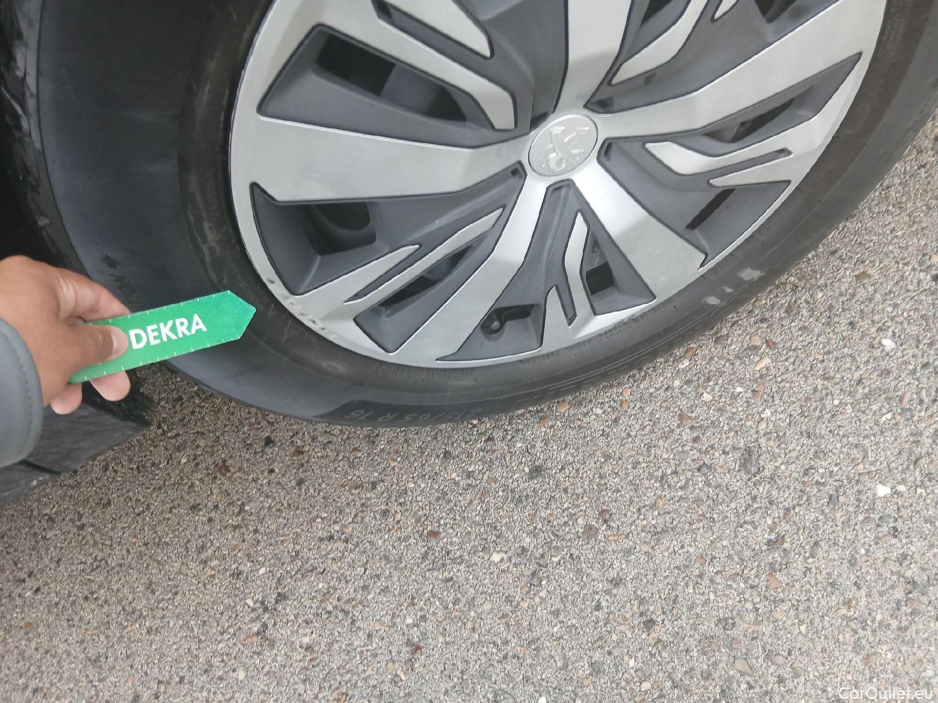  Peugeot  2008 PEUGEOT  / 2019 / 5P / todoterreno Active BlueHDI 81kW (110CV) #27