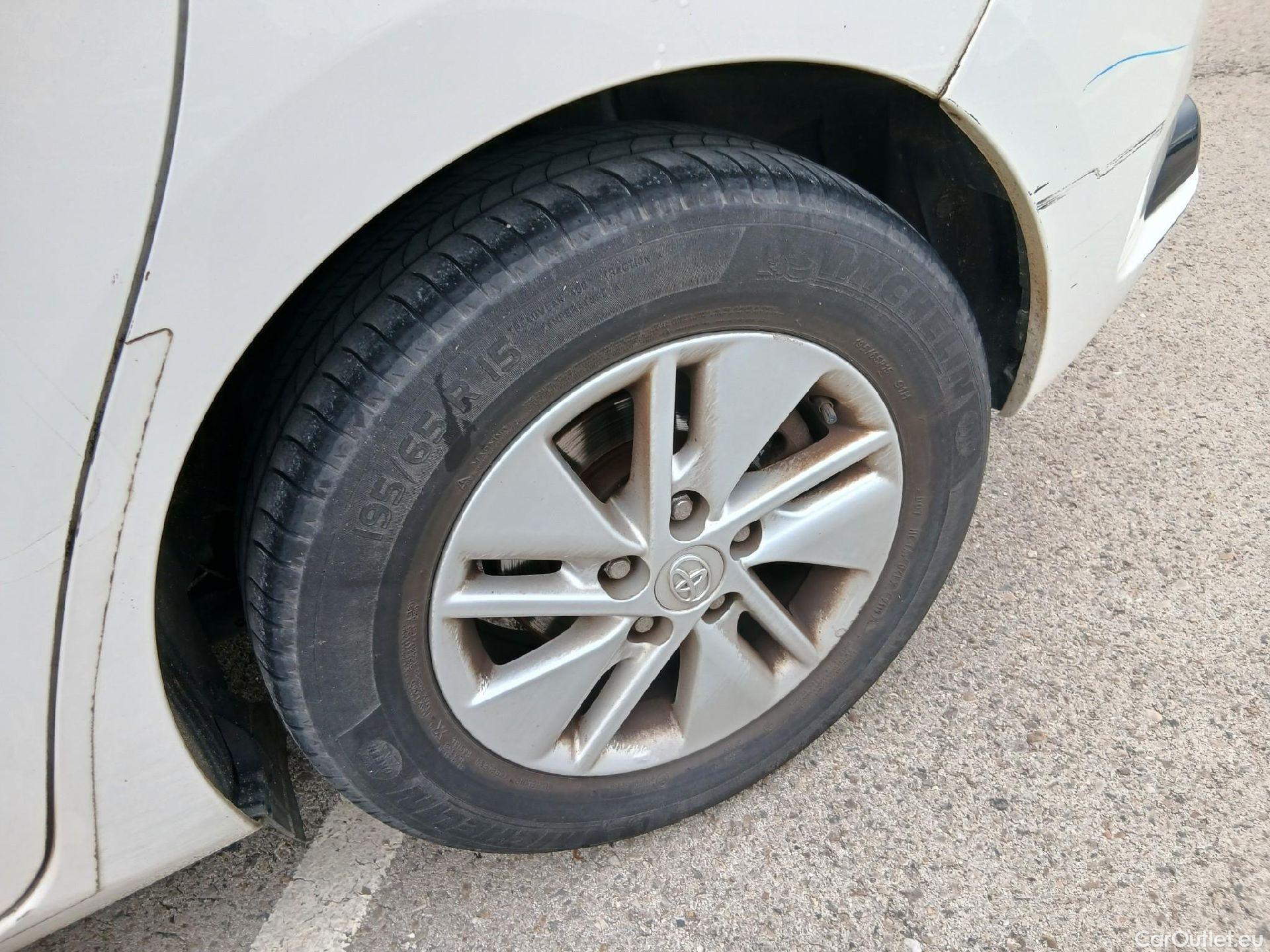  Toyota  Auris TOYOTA  / 2015 / 5P / berlina con portón 1.8 140H Hybrid Business #38