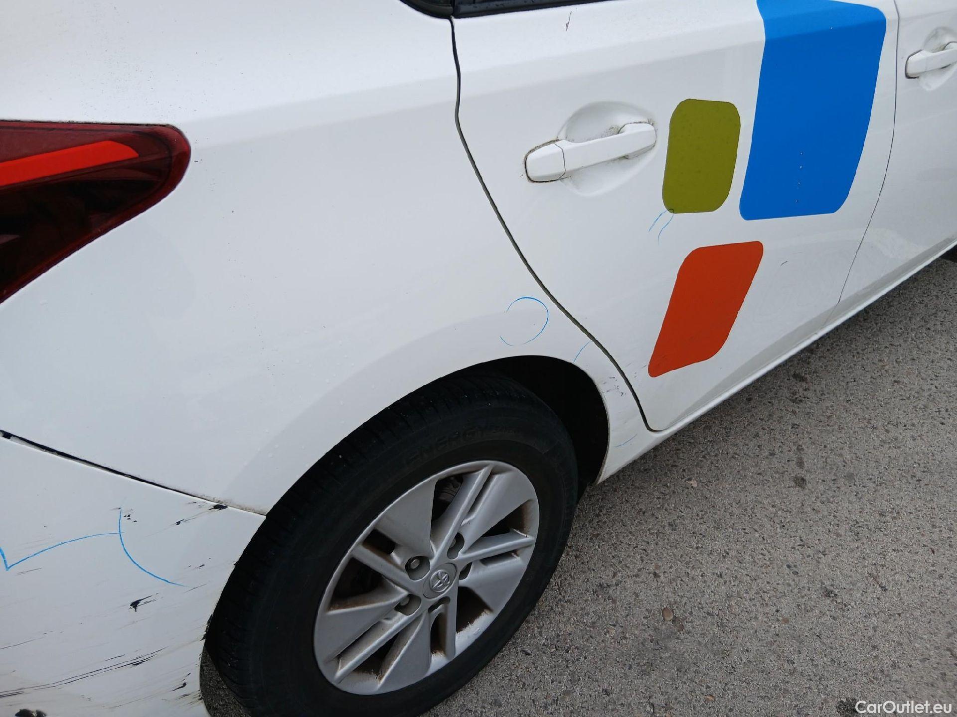  Toyota  Auris TOYOTA  / 2015 / 5P / berlina con portón 1.8 140H Hybrid Business #32