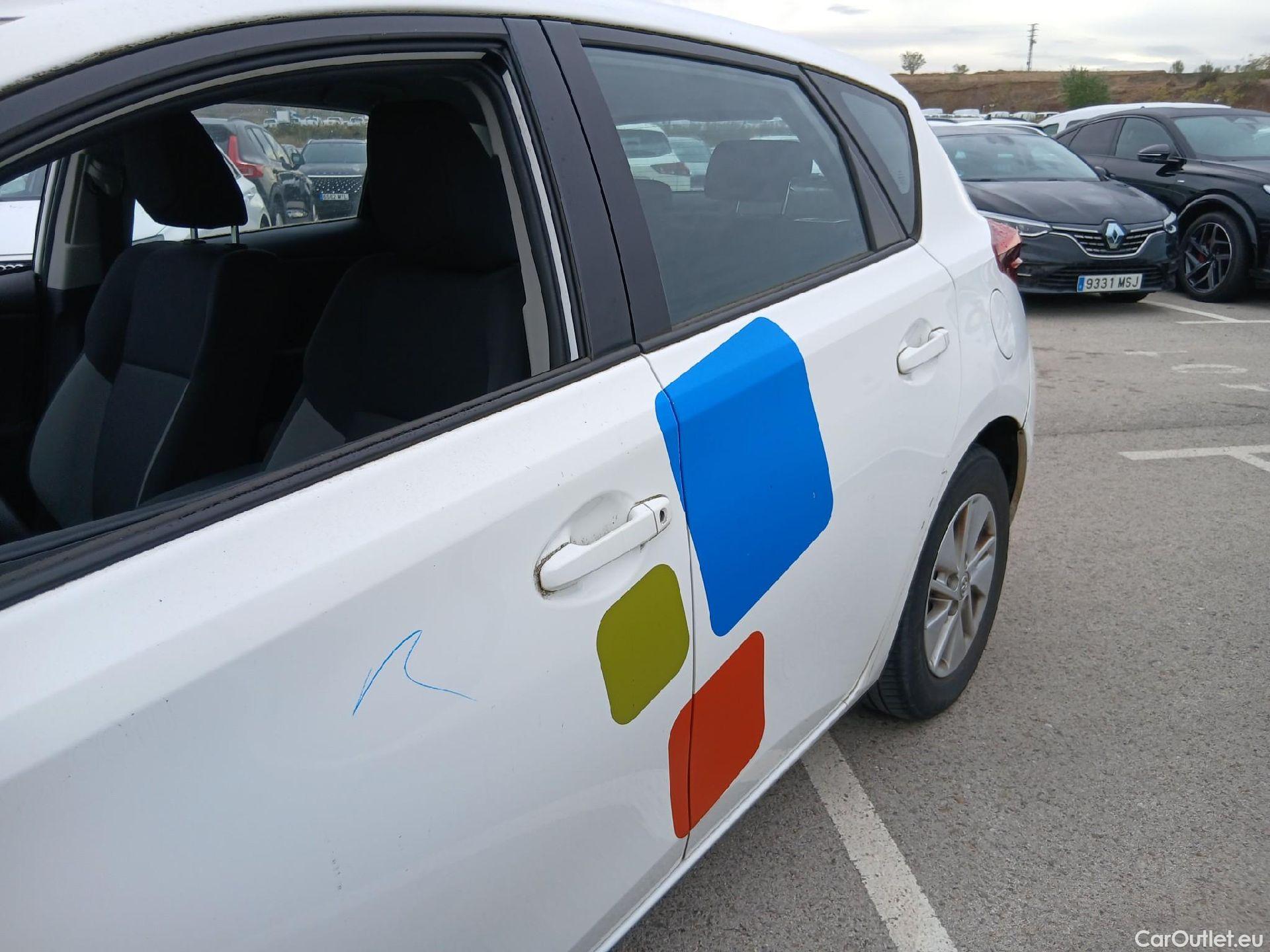  Toyota  Auris TOYOTA  / 2015 / 5P / berlina con portón 1.8 140H Hybrid Business #10