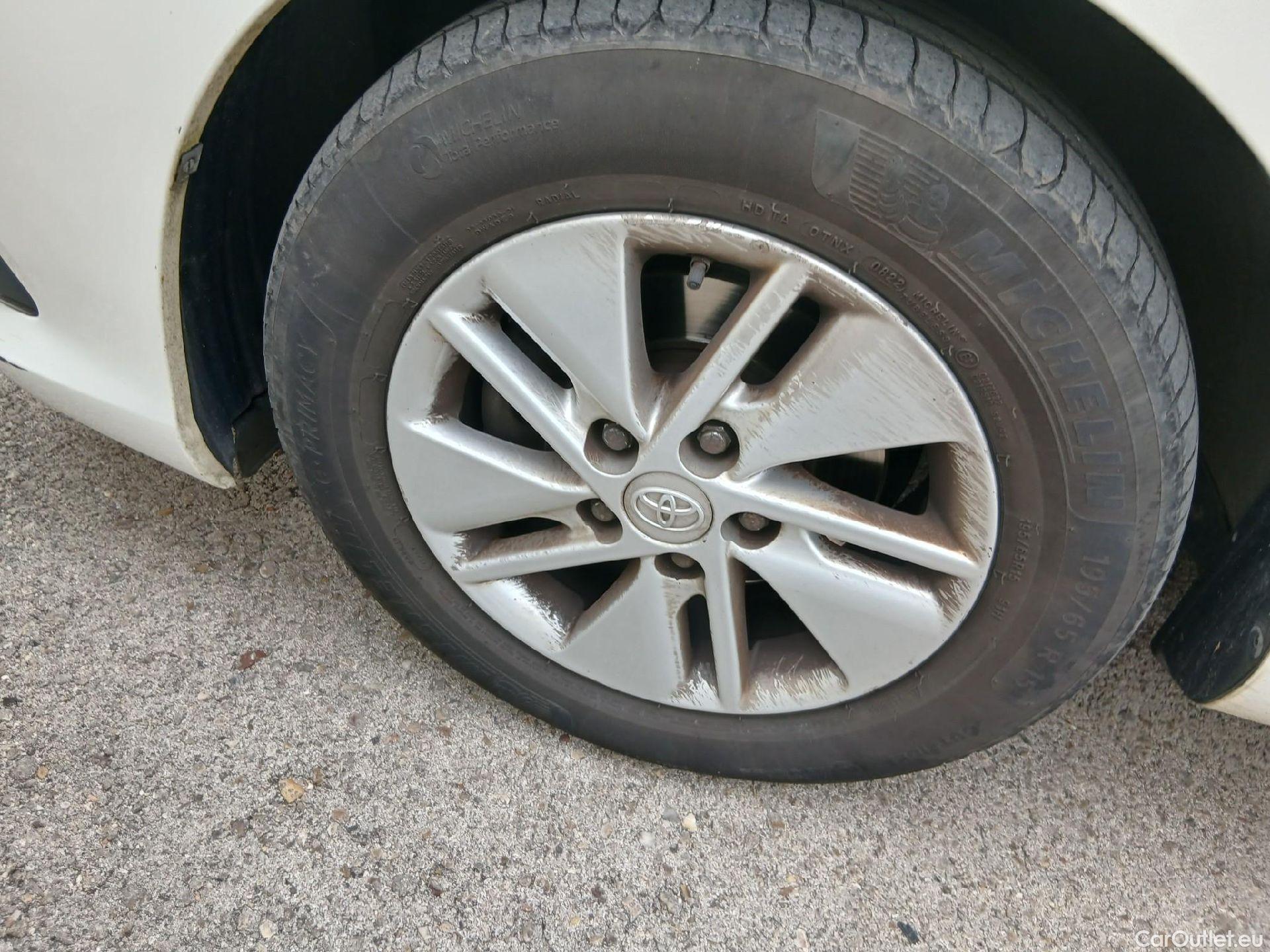  Toyota  Auris TOYOTA  / 2015 / 5P / berlina con portón 1.8 140H Hybrid Business #7