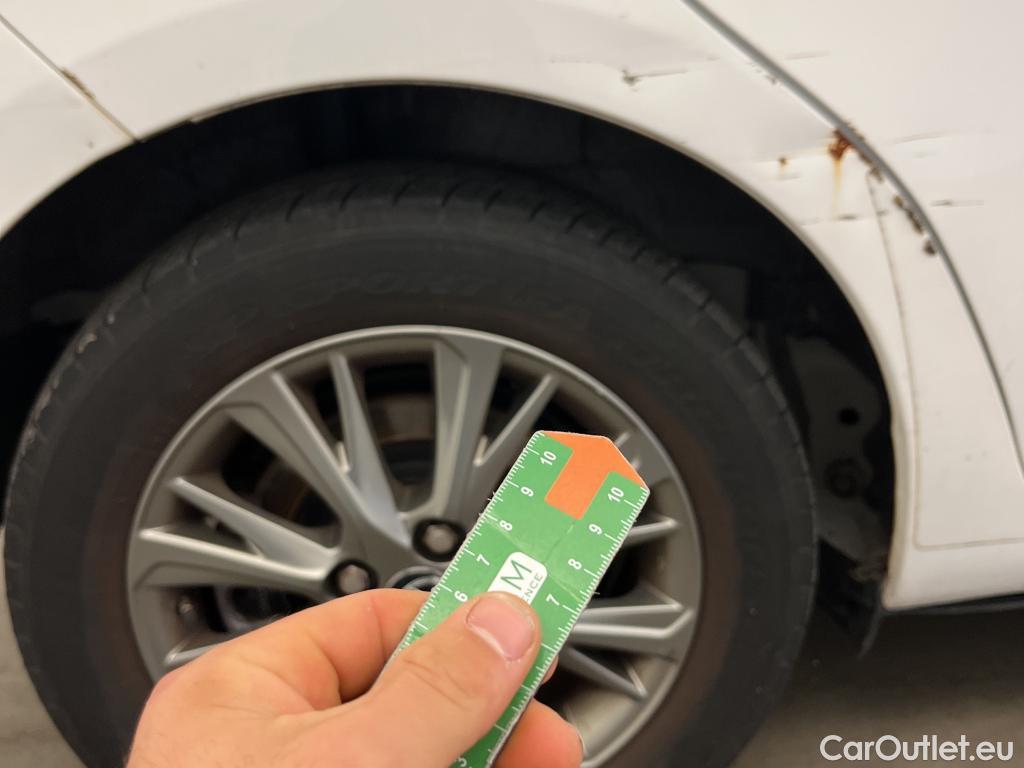  Toyota  Yaris TOYOTA  / 2017 / 5P / berlina con portón 1.5 100H Active #18