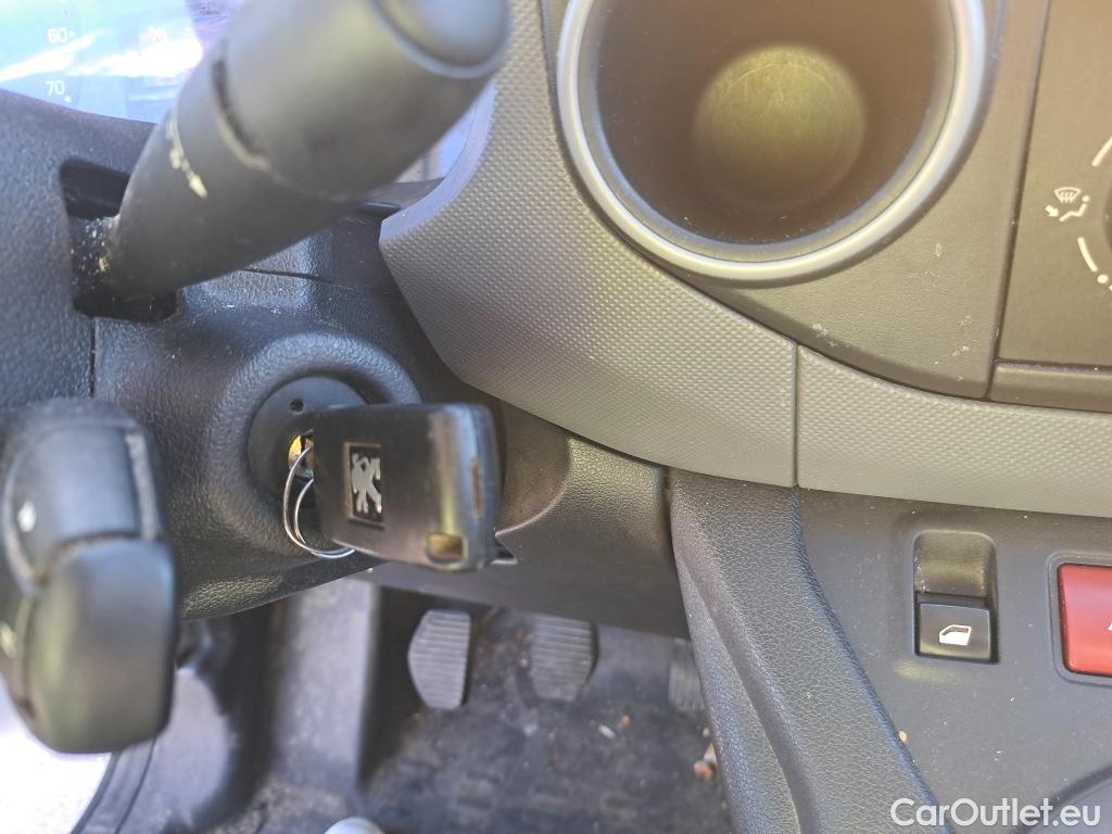  Peugeot  Partner PEUGEOT  VU 4p 2G furgón derivado de Furgón Confort PackL2 BlueHDi 73KW (100) #4