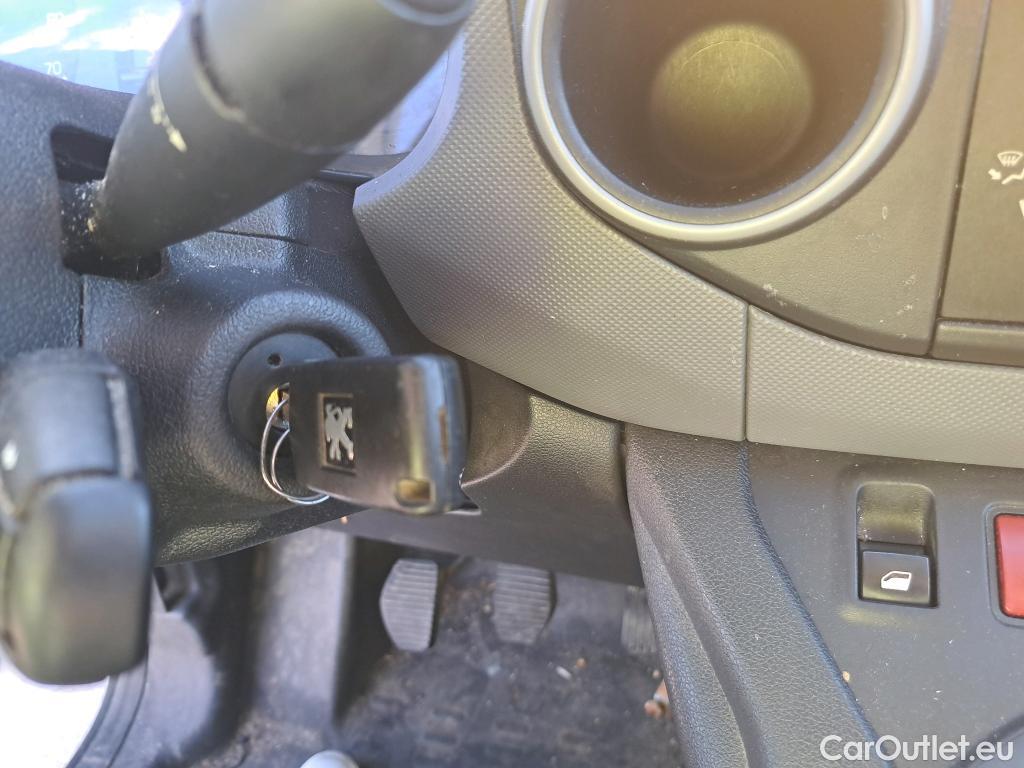  Peugeot  Partner PEUGEOT  VU 4p 2G furgón derivado de Furgón Confort PackL2 BlueHDi 73KW (100) #5