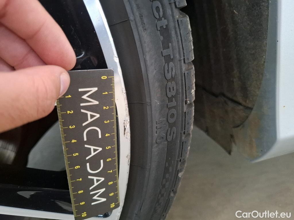  Mercedes  C-Klasse MERCEDES-BENZ Classe C Coupe / 2018 / 2P / Coupé C 200 AMG Line #40