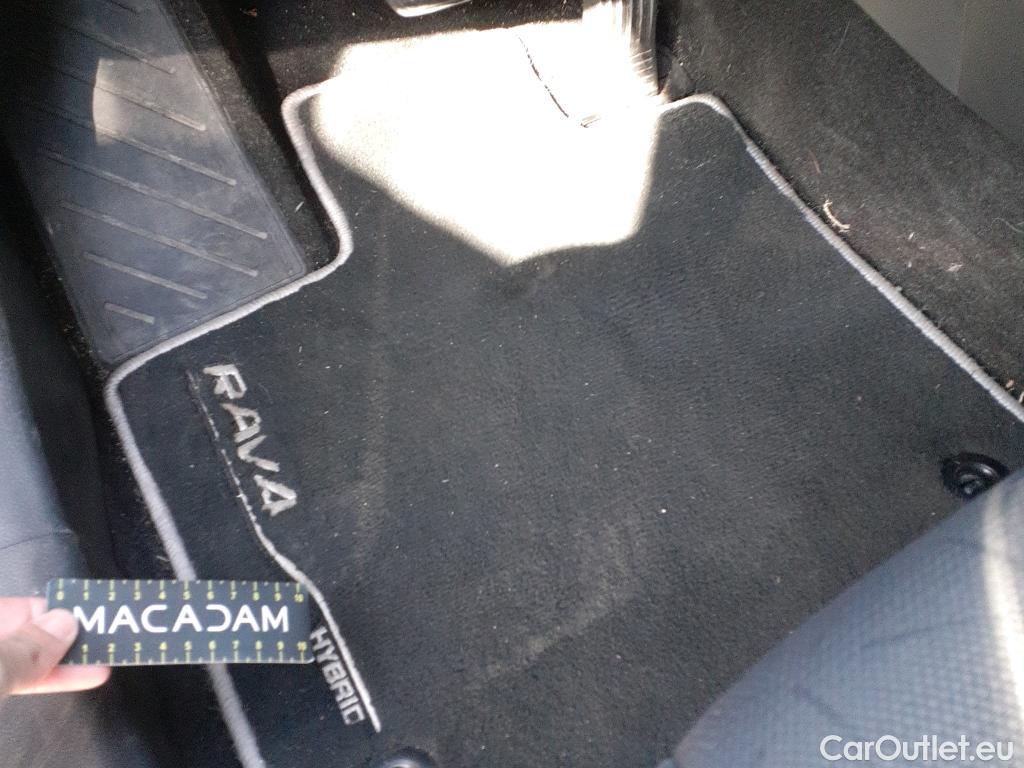  Toyota  RAV4 TOYOTA  / 2018 / 5P / todoterreno 2.5l 220H Advance 4WD #55