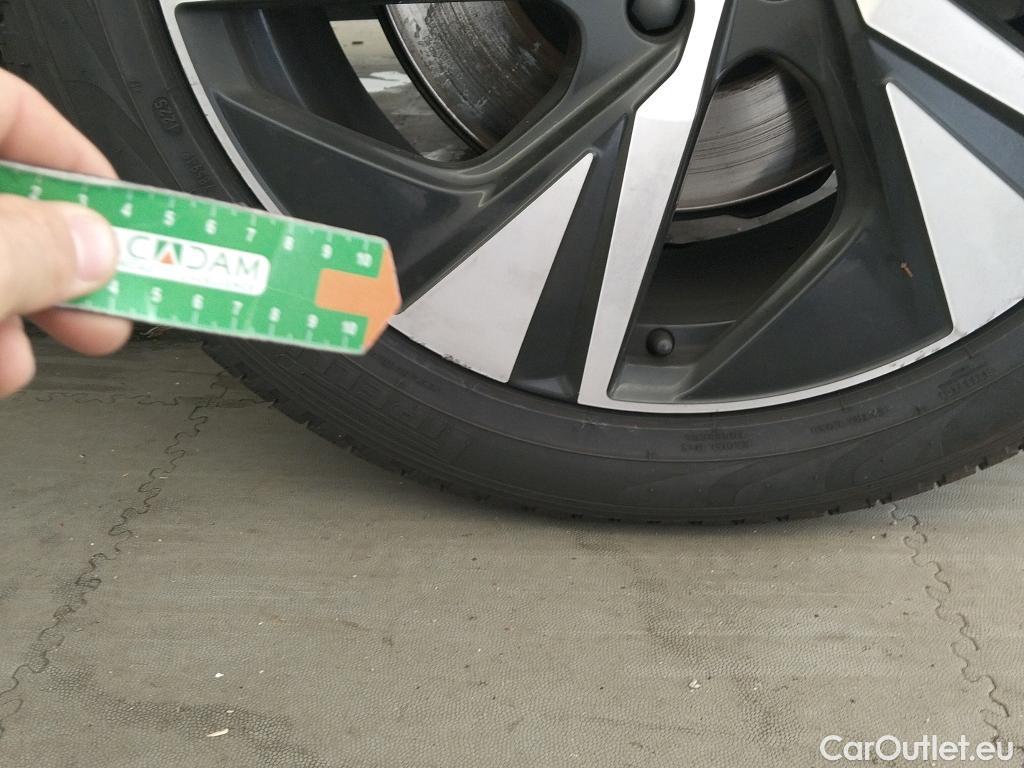  Volvo  XC90 VOLVO  / 2019 / 5P / todoterreno 2.0 T8 AWD Recharge R-Design Auto #40