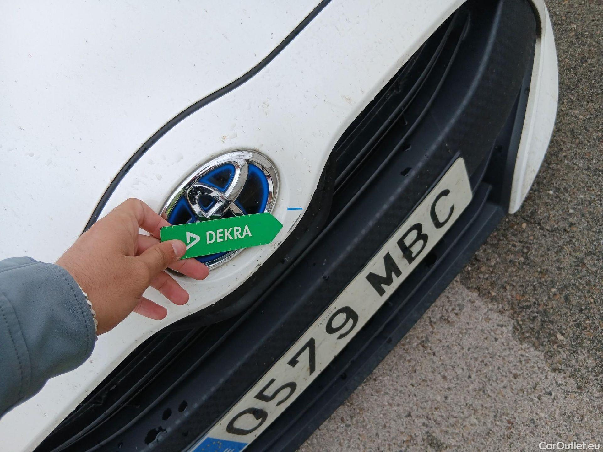  Toyota  Yaris TOYOTA  / 2020 / 5P / berlina con portón 1.5 120H Business Plus #2