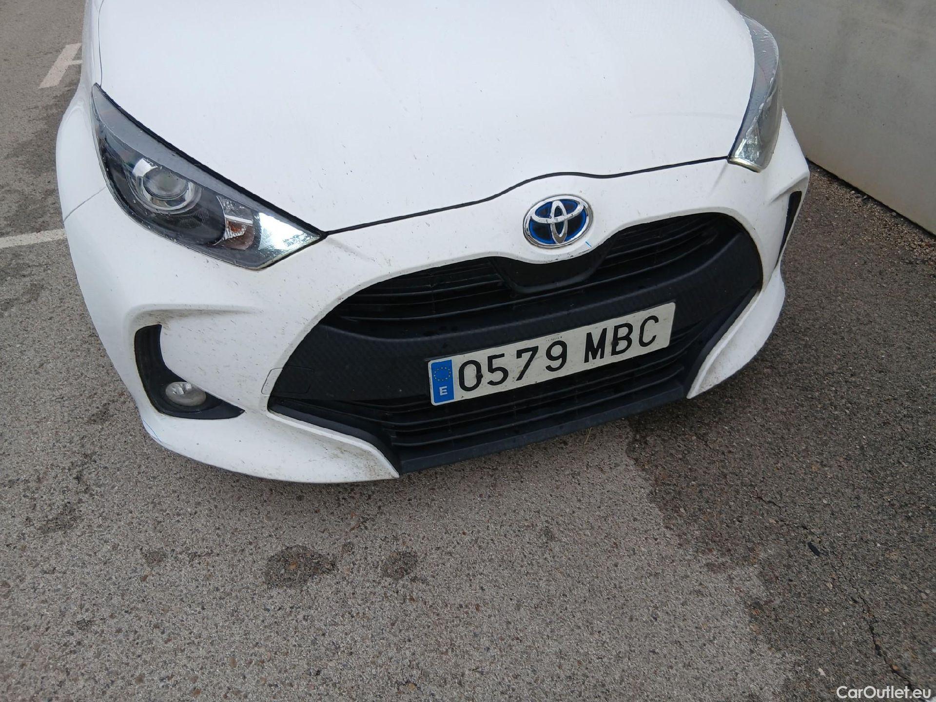  Toyota  Yaris TOYOTA  / 2020 / 5P / berlina con portón 1.5 120H Business Plus #1