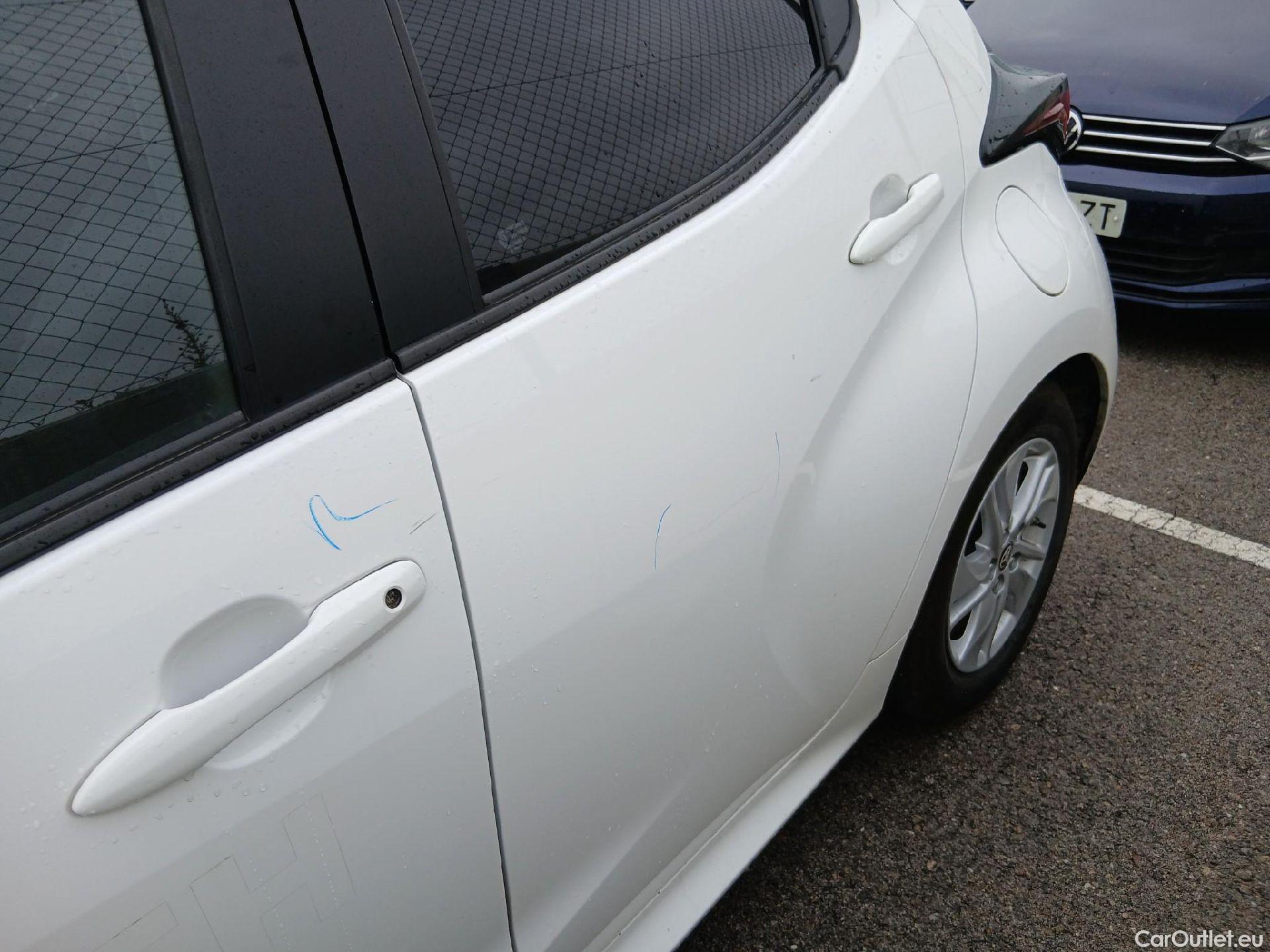  Toyota  Yaris TOYOTA  / 2020 / 5P / berlina con portón 1.5 120H Business Plus #4