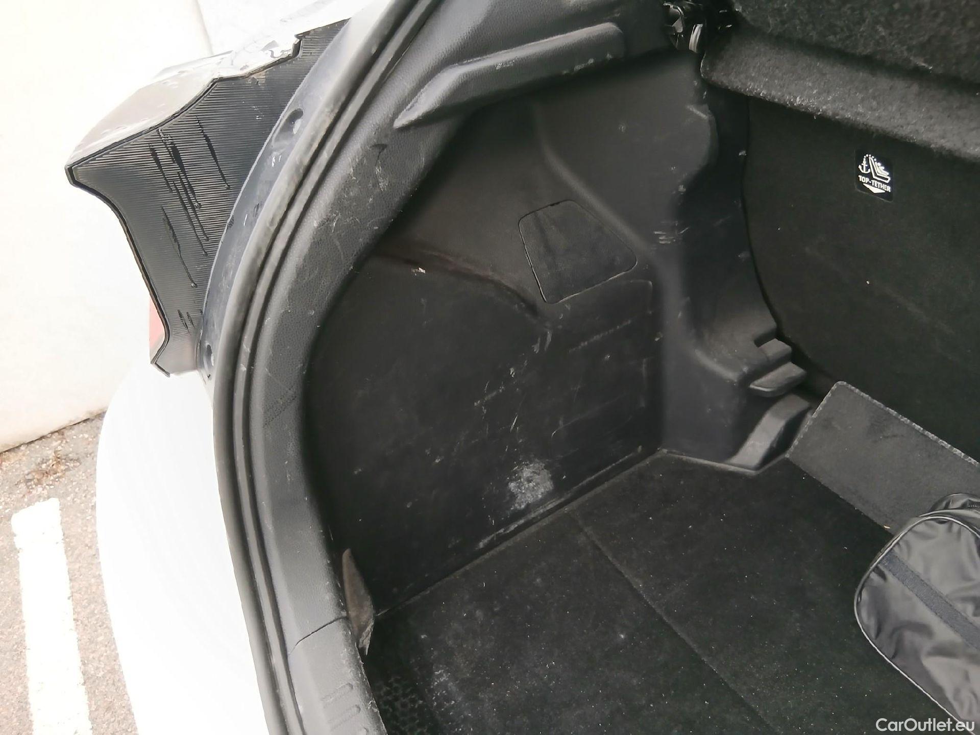  Toyota  Yaris TOYOTA  / 2020 / 5P / berlina con portón 1.5 120H Business Plus #14