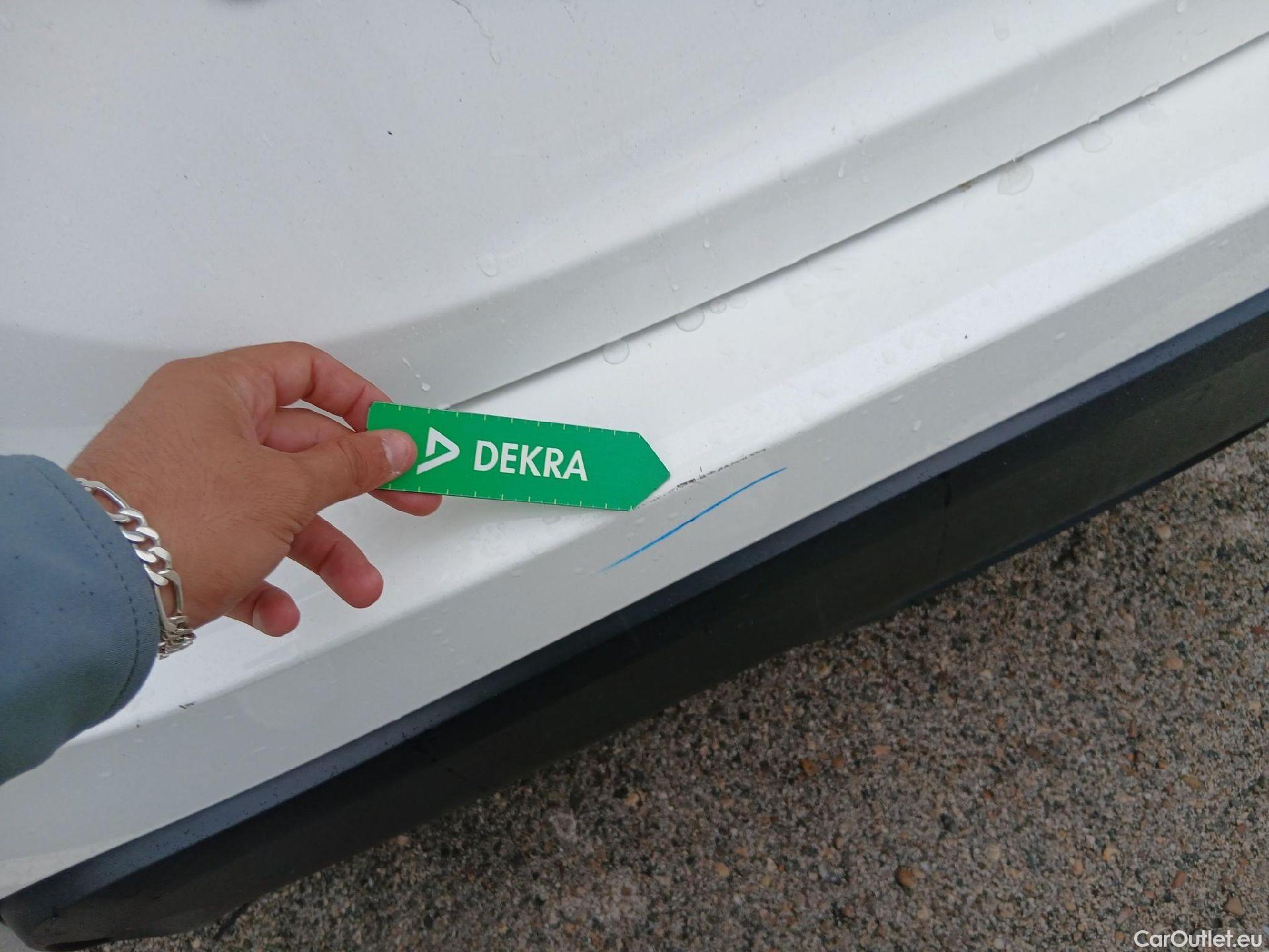  Toyota  Yaris TOYOTA  / 2020 / 5P / berlina con portón 1.5 120H Business Plus #6