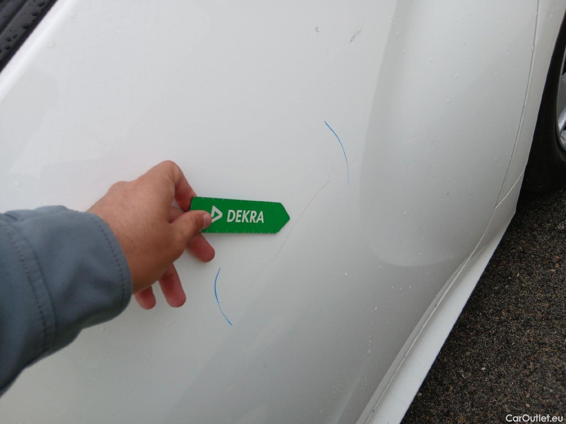  Toyota  Yaris TOYOTA  / 2020 / 5P / berlina con portón 1.5 120H Business Plus #5