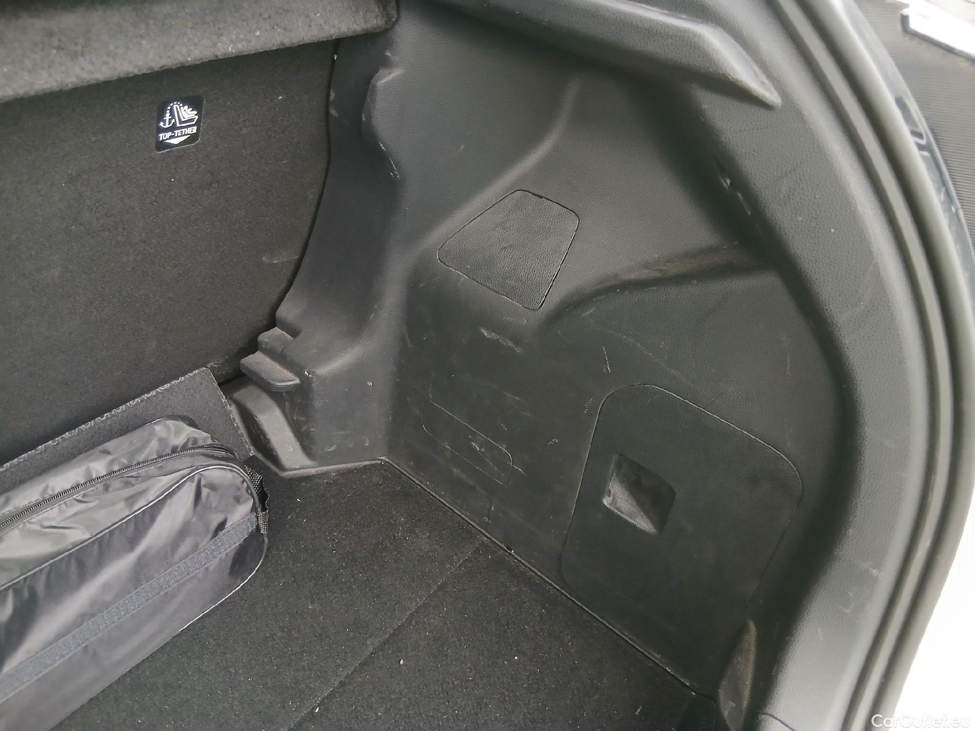  Toyota  Yaris TOYOTA  / 2020 / 5P / berlina con portón 1.5 120H Business Plus #15