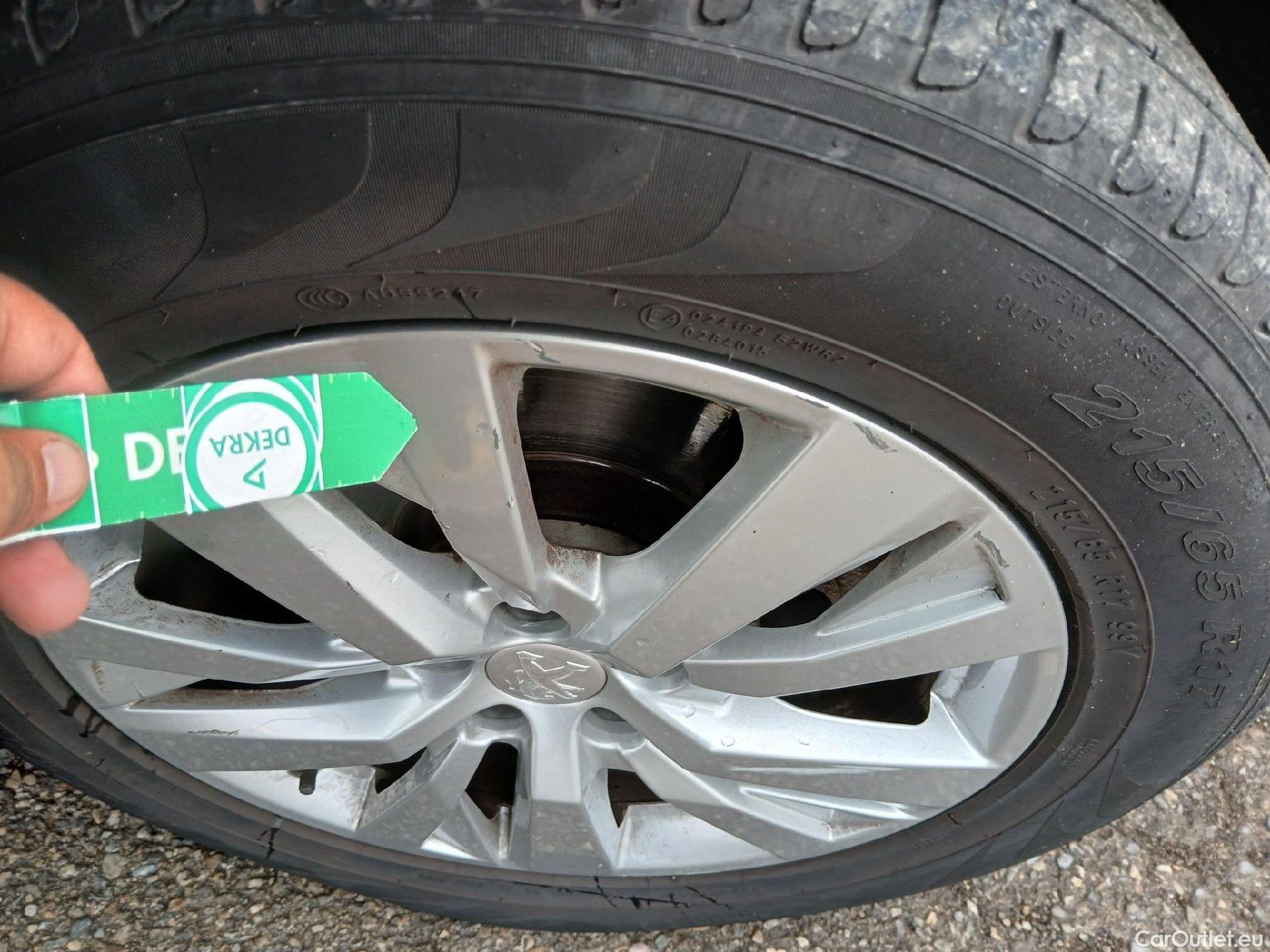  Peugeot  3008 PEUGEOT  / 2020 / 5P / todoterreno 1.5 BlueHDi 96kW (130CV) S&S Active Pack #47