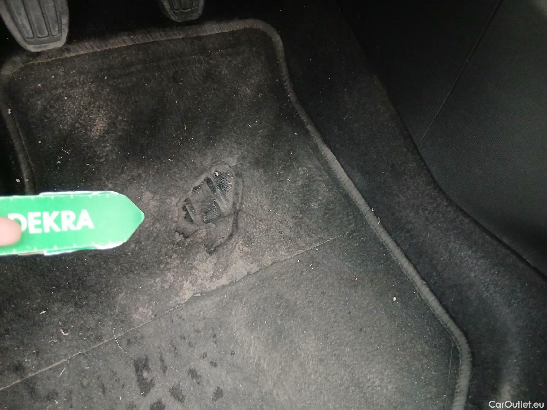  Peugeot  208 PEUGEOT  / 2019 / 5P / berlina con portón BlueHDi 73kW (100CV) Active Pack (AC) #4