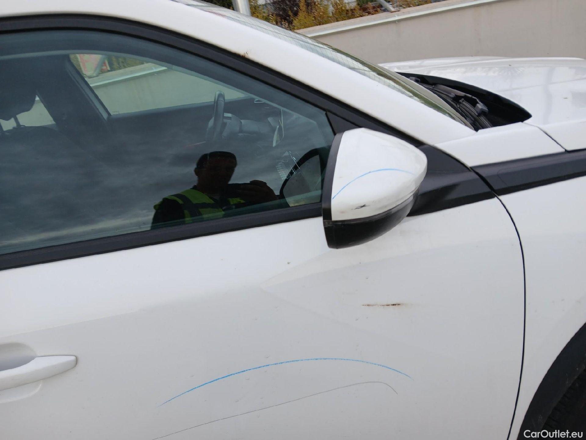  Peugeot  2008 PEUGEOT  / 2019 / 5P / todoterreno Active Puretech 100 S&S BVM6 #48