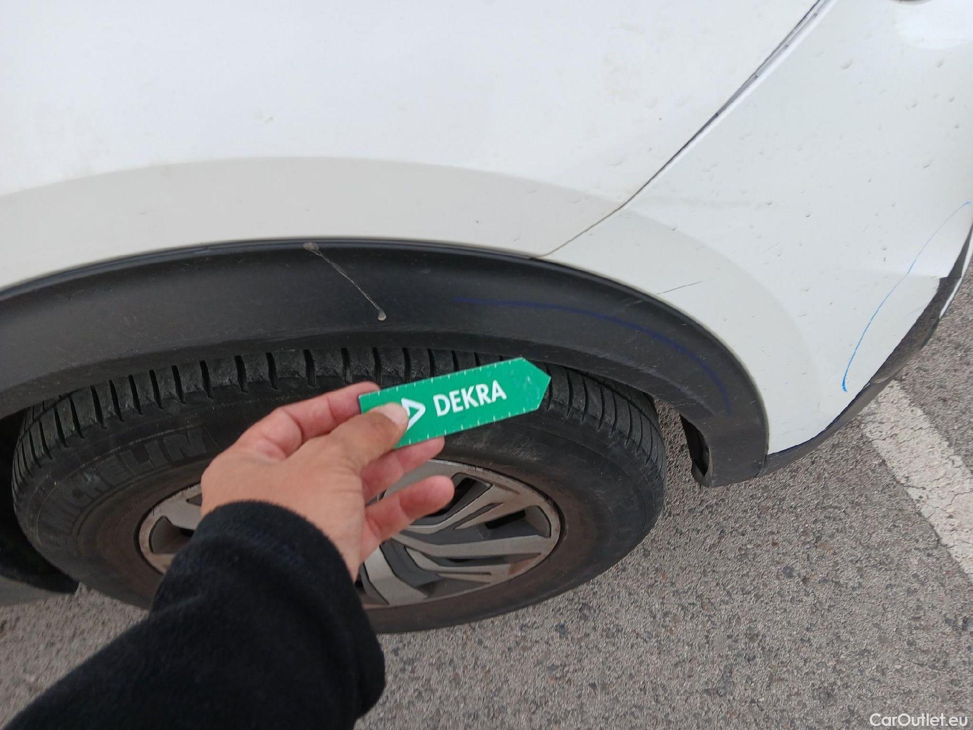  Peugeot  2008 PEUGEOT  / 2019 / 5P / todoterreno Active Puretech 100 S&S BVM6 #50