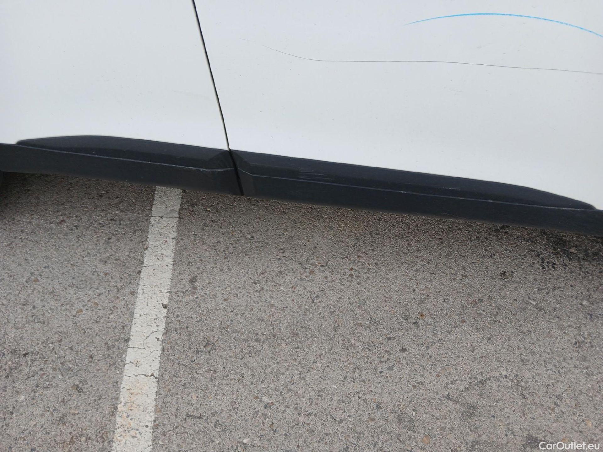  Peugeot  2008 PEUGEOT  / 2019 / 5P / todoterreno Active Puretech 100 S&S BVM6 #51