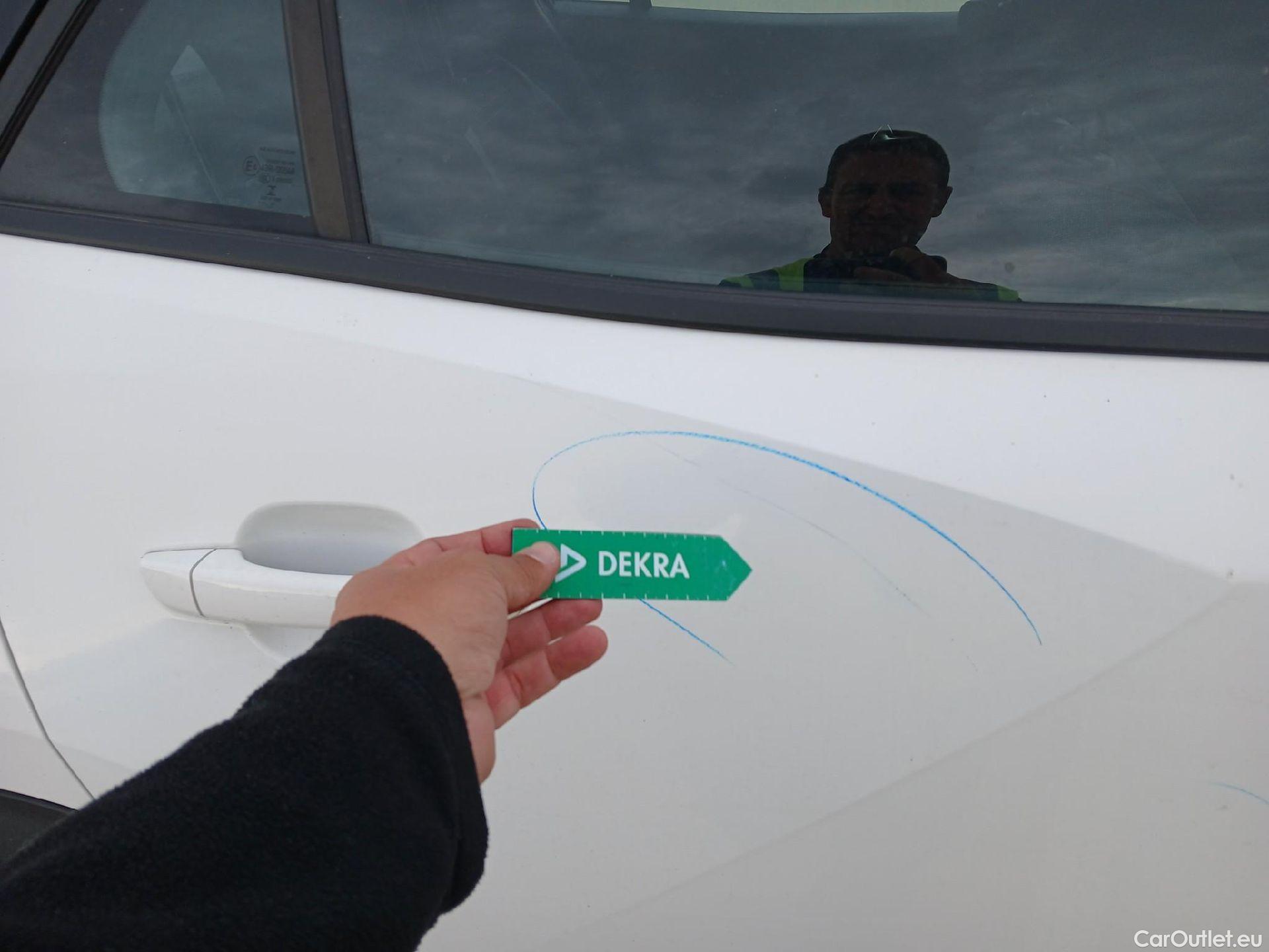  Peugeot  2008 PEUGEOT  / 2019 / 5P / todoterreno Active Puretech 100 S&S BVM6 #44