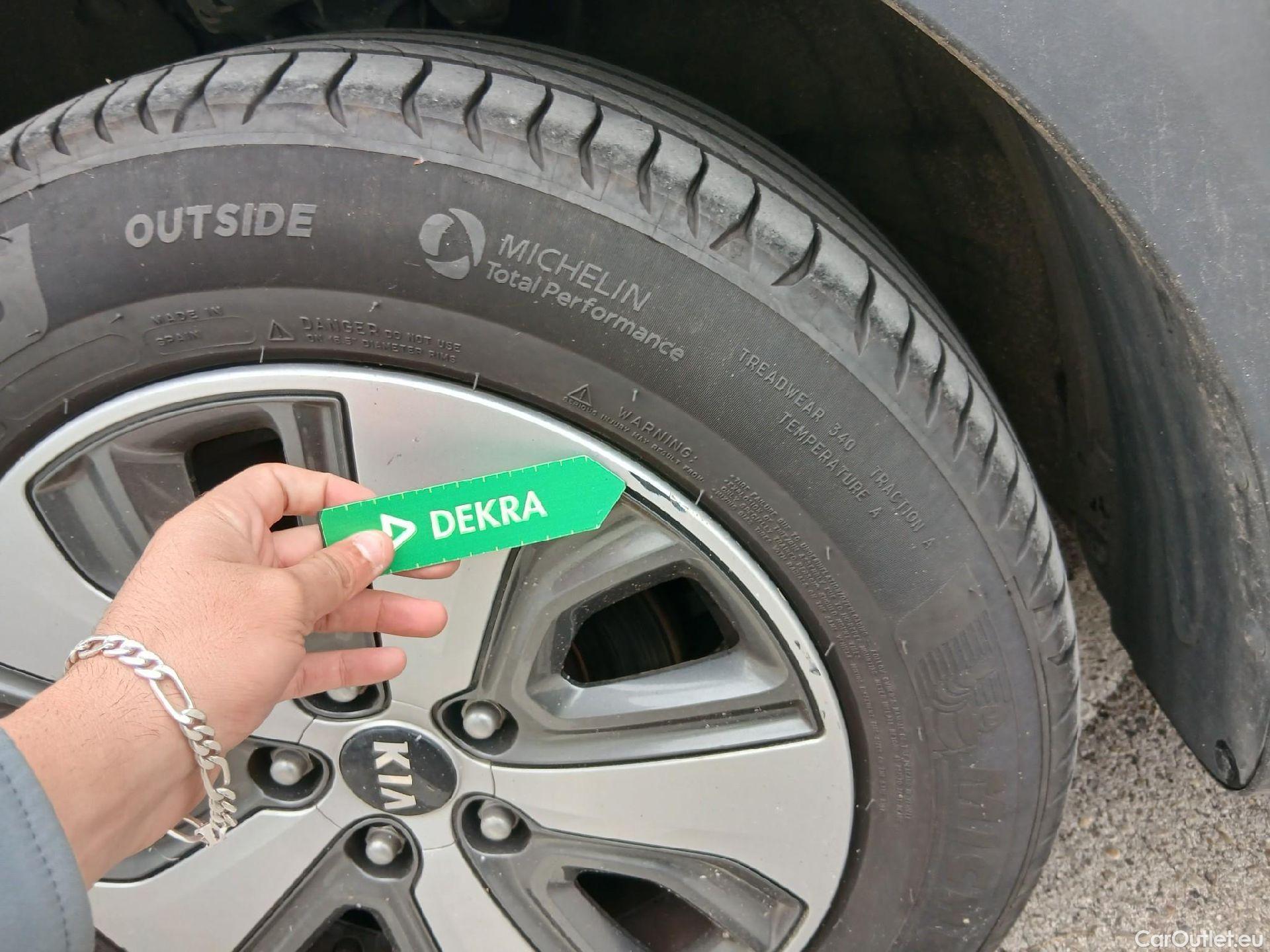  KIA  Niro KIA  Hïbrido Enchufable / 2016 / 5P / crossover 1.6 GDi Híbrido Enchufable 104kW Drive #3