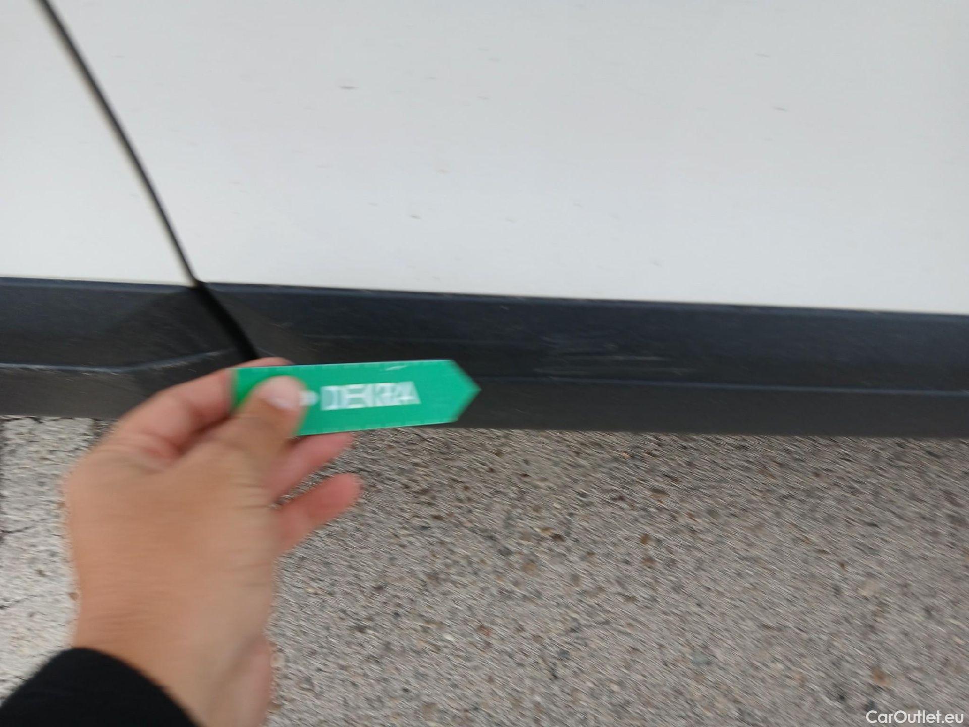  Peugeot  2008 PEUGEOT  / 2019 / 5P / todoterreno Active Puretech 100 S&S BVM6 #52