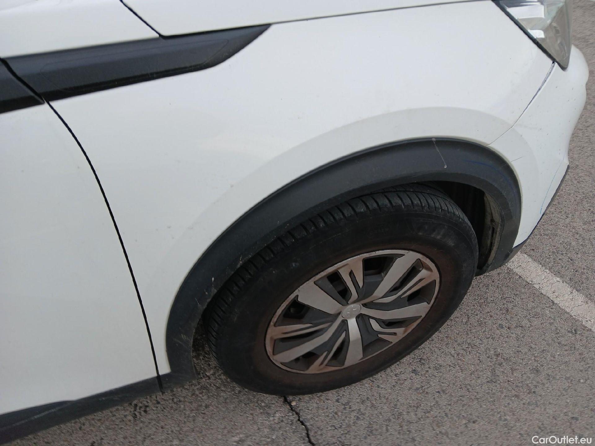  Peugeot  2008 PEUGEOT  / 2019 / 5P / todoterreno Active Puretech 100 S&S BVM6 #49