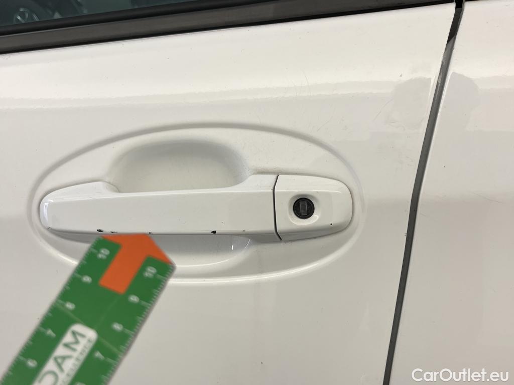  Toyota  Yaris TOYOTA  / 2017 / 5P / berlina con portón 1.5 100H Active #18