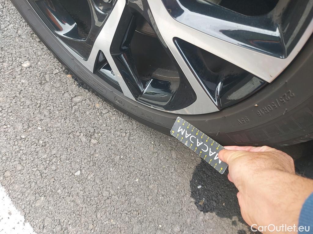  Toyota  C-HR TOYOTA  / 2019 / 5P / todoterreno 2.0 180H Advance #2